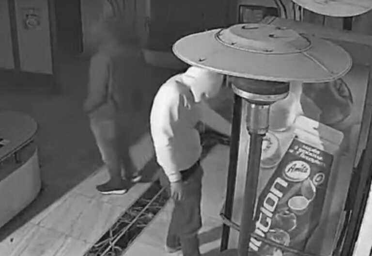 Βίντεο με κουκουλοφόρους να σπάνε ψυγείο σε εστιατόριο των Χανίων - Τι αποφάσισαν να πάρουν από μέσα