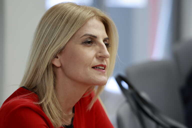Εμείς Σπέτσες αλλά και εσείς... Καβούρι - Η εκπρόσωπος του ΣΥΡΙΖΑ απαντά με ένα Tweet από τα παλιά