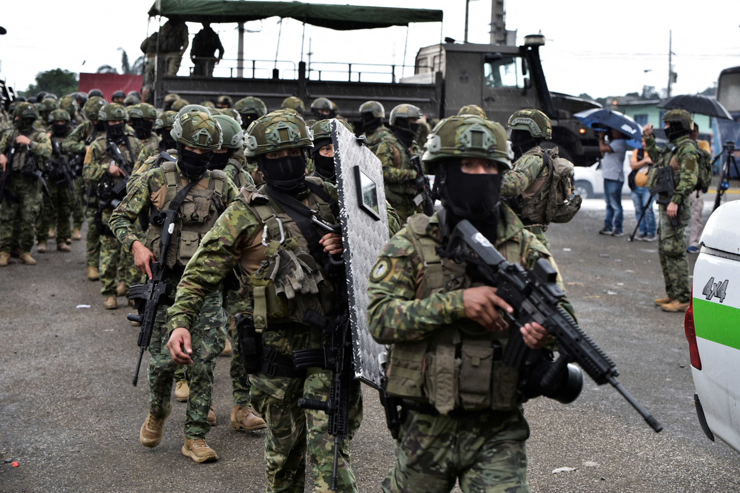Ecuadorian soldiers arrive at the Zonal 8 prison for an inspection in Guayaquil, Ecuador, January 7, 2024. REUTERS