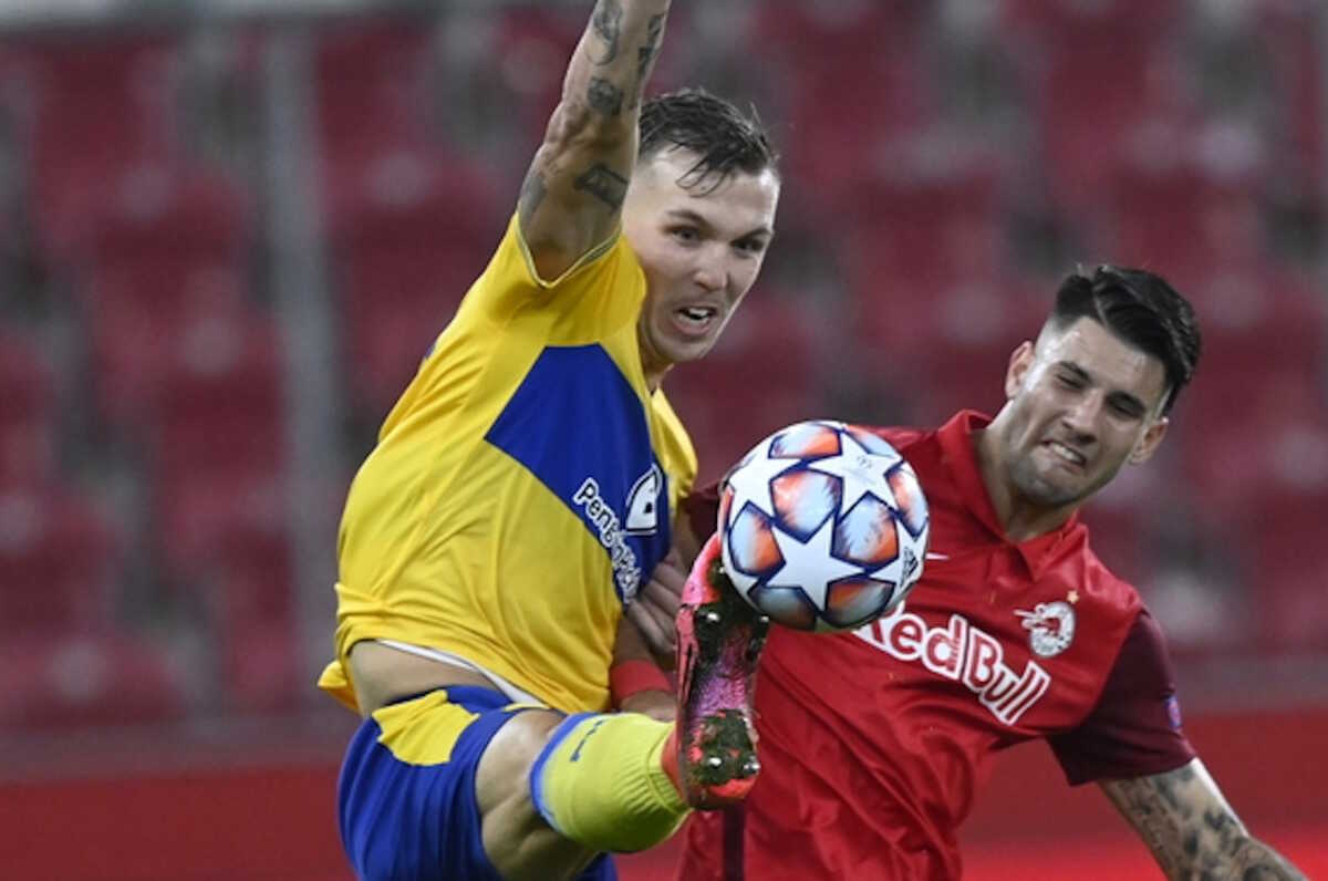 epa08710435 Maccabi's Eden Karzev (L) and Salzburg's Dominik Szoboszlai (R) in action during the UEFA Champions League playoff second leg soccer match between FC Salzburg Maccabi Tel Aviv in Salzburg, Austria, 30 September 2020.  EPA