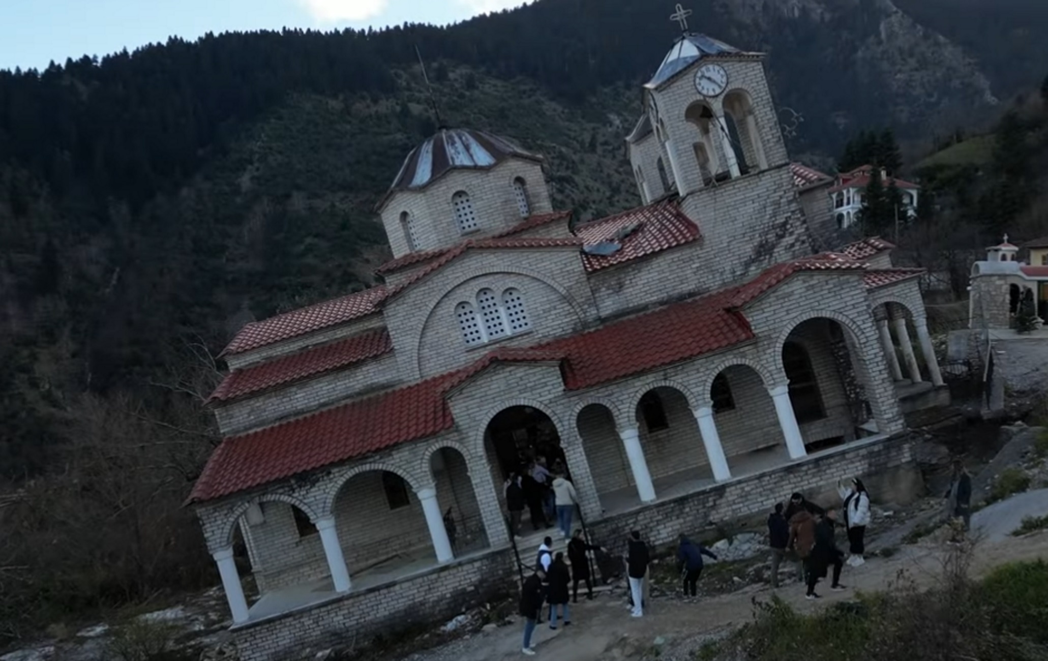 Τρίκαλα: Η μοναδική ορθόδοξη εκκλησία χωρίς εικόνες με κλήση 17 μοιρών