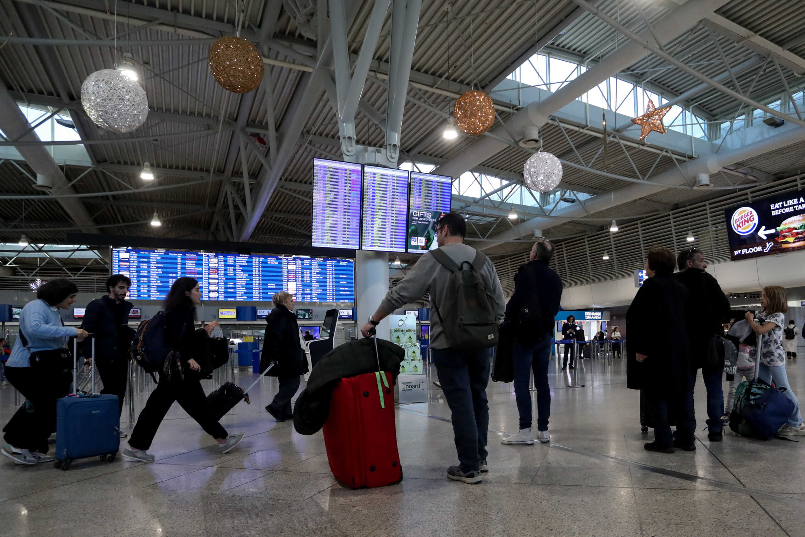 Με ιστορικό ρεκόρ έκλεισε το 2023 για τα αεροδρόμια της χώρας – Αύξηση επιβατικής κίνησης κατά 14%