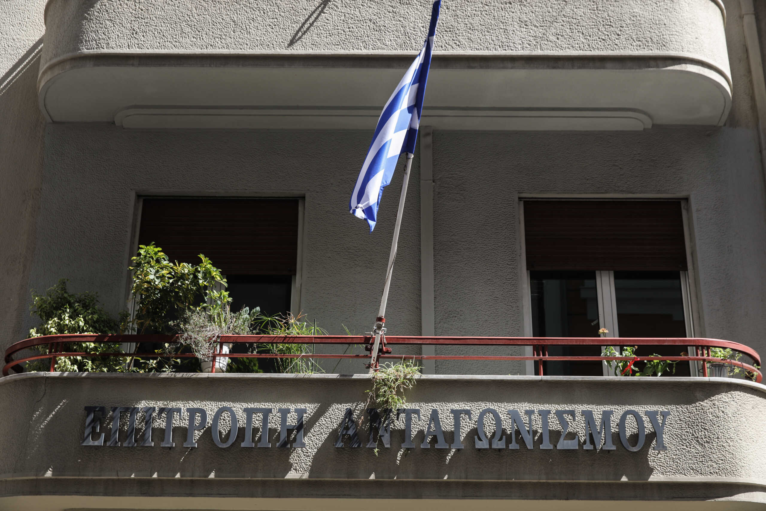 Επίσκεψη του προέδρου του ΣΥΡΙΖΑ Προοδευτική Συμμαχία, Αλέξη Τσίπρα στην Επιτροπή Ανταγωνισμού όπου και είχε συνάντηση με τον Πρόεδρο της Επιτροπής, Ιωάννη Λιανό, Παρασκευή 5 Αυγούστου 2022.
(ΓΙΑΝΝΗΣ ΠΑΝΑΓΟΠΟΥΛΟΣ