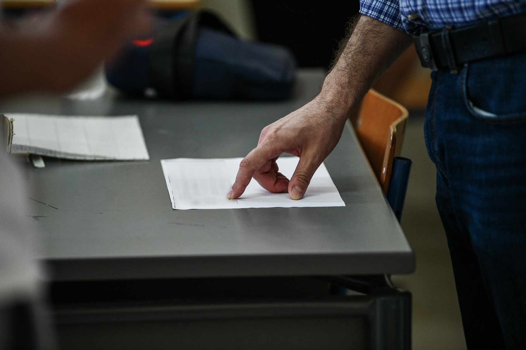 Στιγμιότυπο από το 2ο ΕΠΑΛ στον Πύργο Ηλείας την Πέμπτη 1 Ιουνίου 2023.  Έναρξη των Πανελλαδικών Εξετάσεων με τους υποψηφίους των επαγγελματικών λυκείων (ΕΠΑΛ), οι οποίοι διαγωνίστηκαν στο μάθημα των Νέων Ελληνικών. 
(ΓΙΑΝΝΗΣ ΣΠΥΡΟΥΝΗΣ