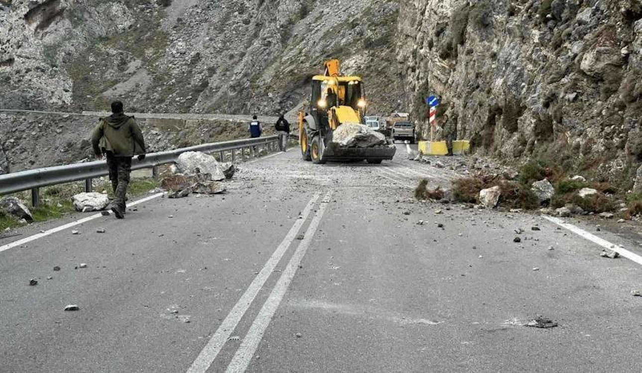 Ρέθυμνο: Αποκολλήθηκε βράχος στο Φαράγγι Κουρταλιώτη και χτύπησε αυτοκίνητο – Έκλεισε ο δρόμος