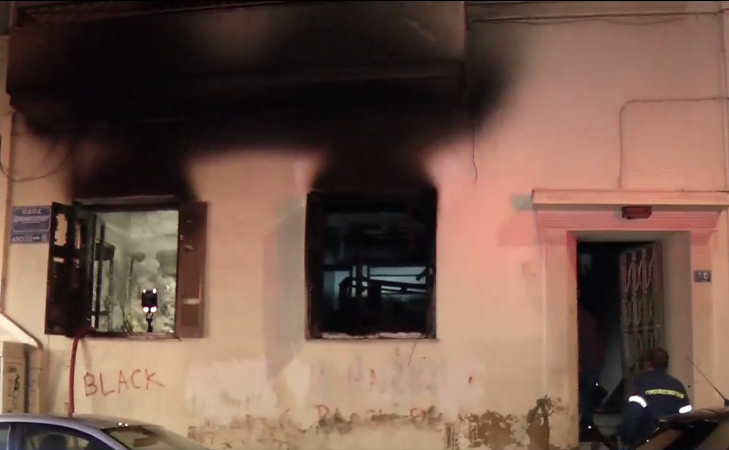 Πατήσια: Φωτιά κατέστρεψε ολοσχερώς εγκαταλελειμμένο κτίριο