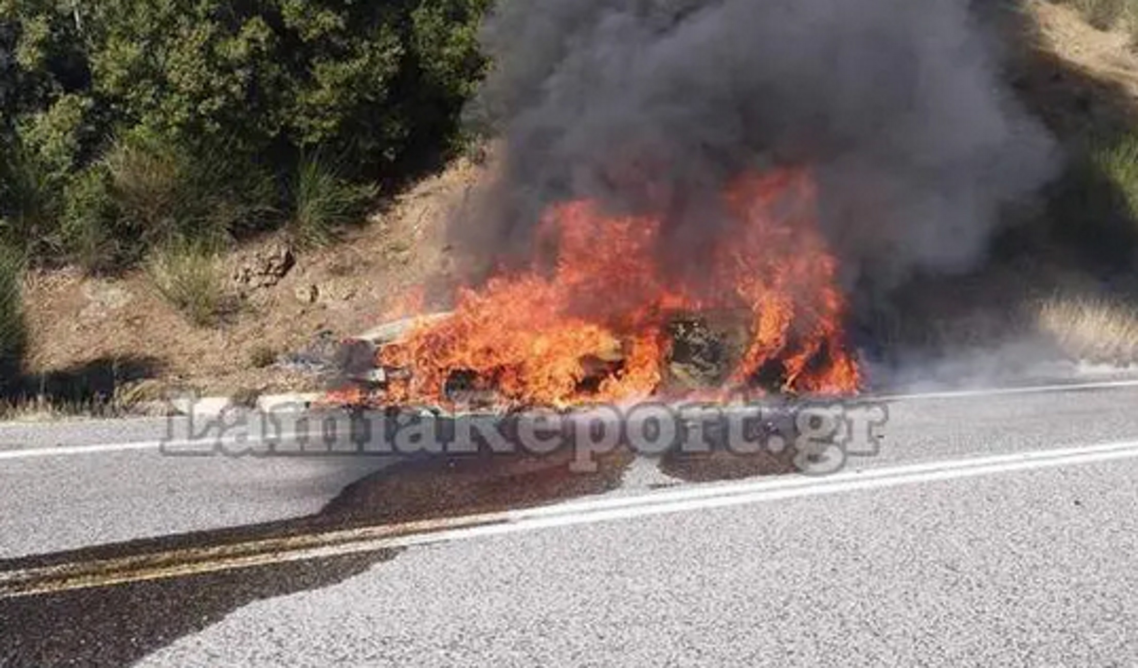 Λαμία: Βίντεο με αυτοκίνητο που πήρε φωτιά εν κινήσει