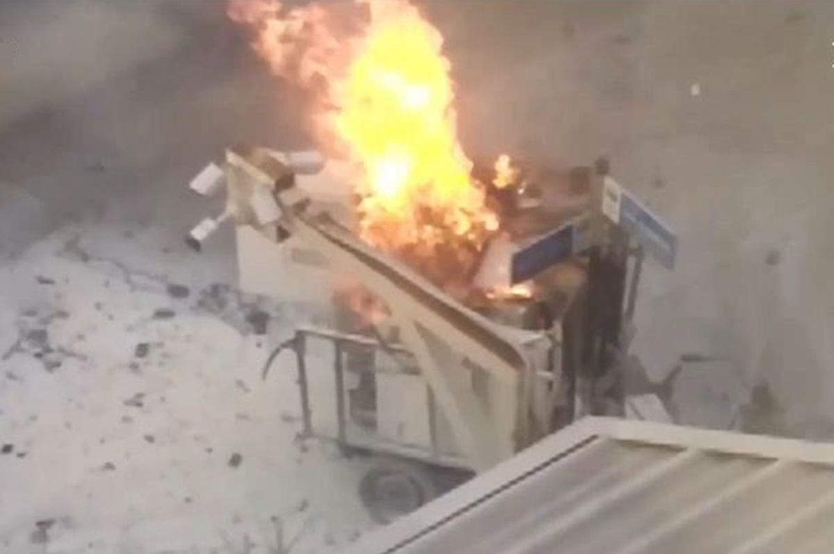 Φάληρο: Τρίκυκλο πήρε φωτιά στην παλιά παραλιακή έξω από την είσοδο του ΣΚΑΪ