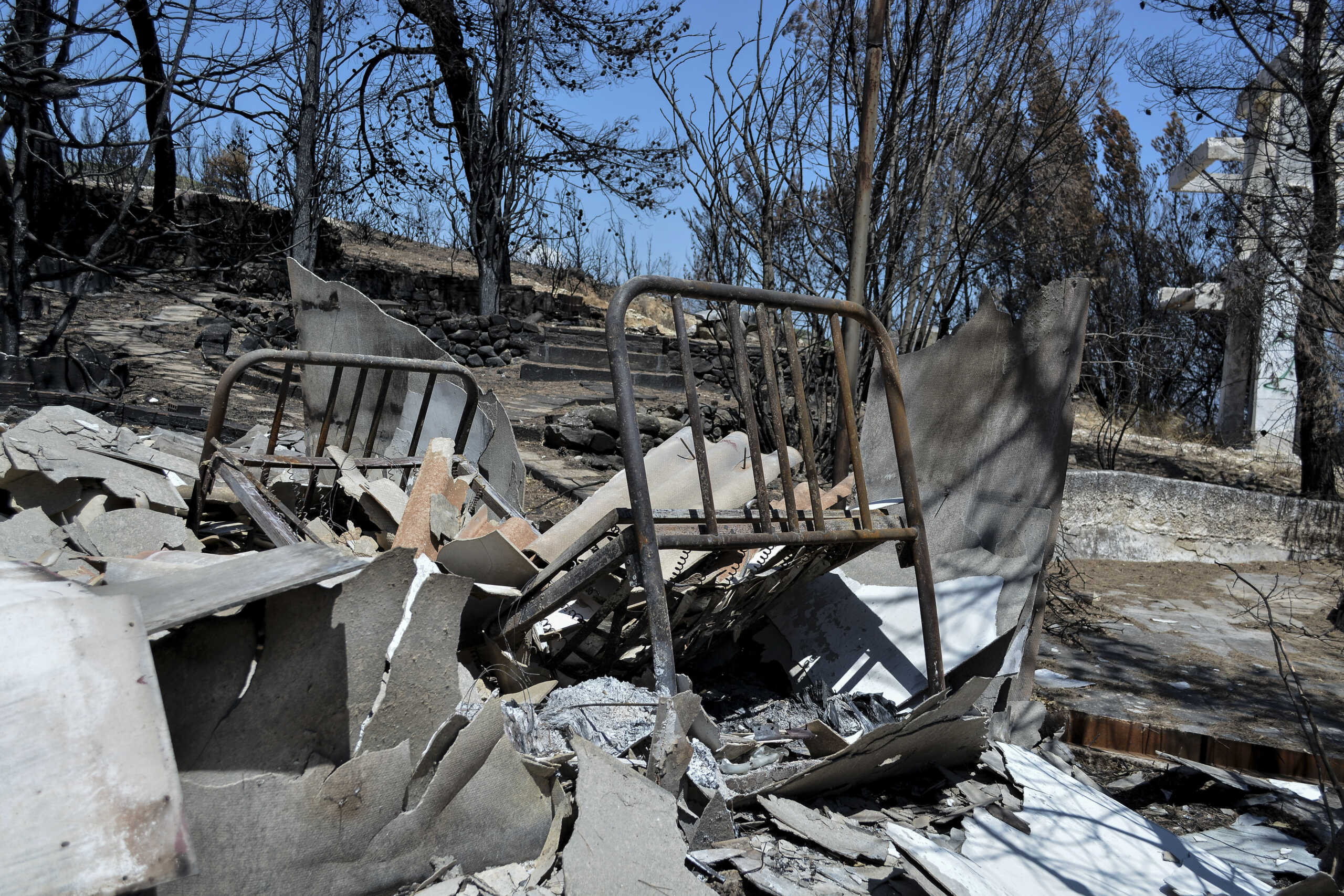 «Το Μάτι πρώτα πέθανε και μετά κάηκε» λέει ο πρώην διοικητής του ΕΣΚΕ – Δεν ανέλαβε καμία ευθύνη