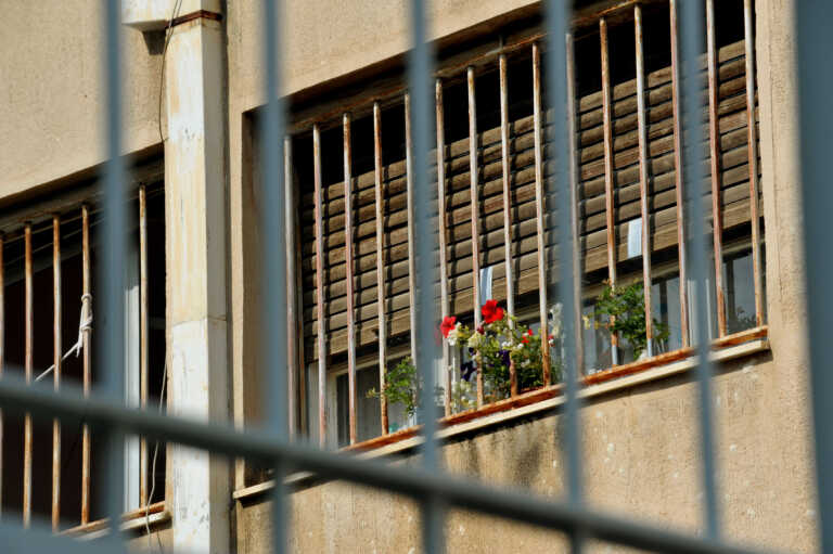 Συμπλοκή με 10 τραυματίες στις φυλακές Κασσαβέτειας - Επίθεση Ρομά την ώρα που έπαιζαν μπάλα