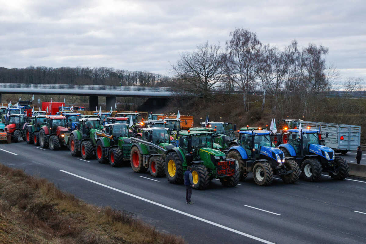 French farmers block a highway with their tractors during a protest over price pressures, taxes and green regulation, grievances shared by farmers across Europe, in Longvilliers, near Paris, France, January 30, 2024. REUTERS