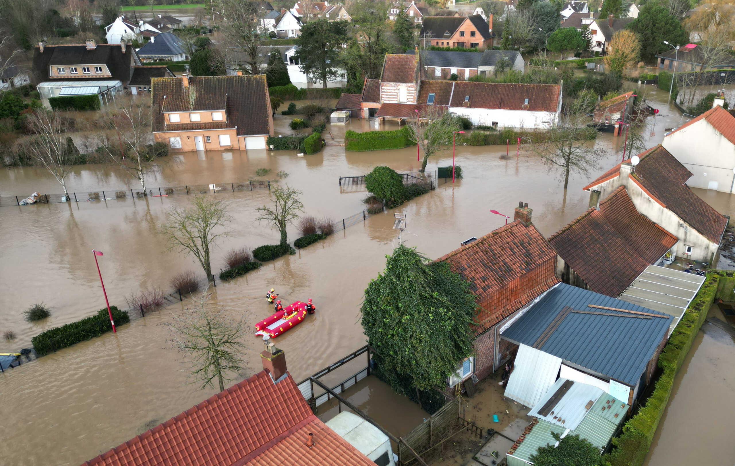 Η Γαλλία λαμβάνει έκτακτα μέτρα μετά τις καταστροφικές πλημμύρες που έπληξαν τα βόρεια