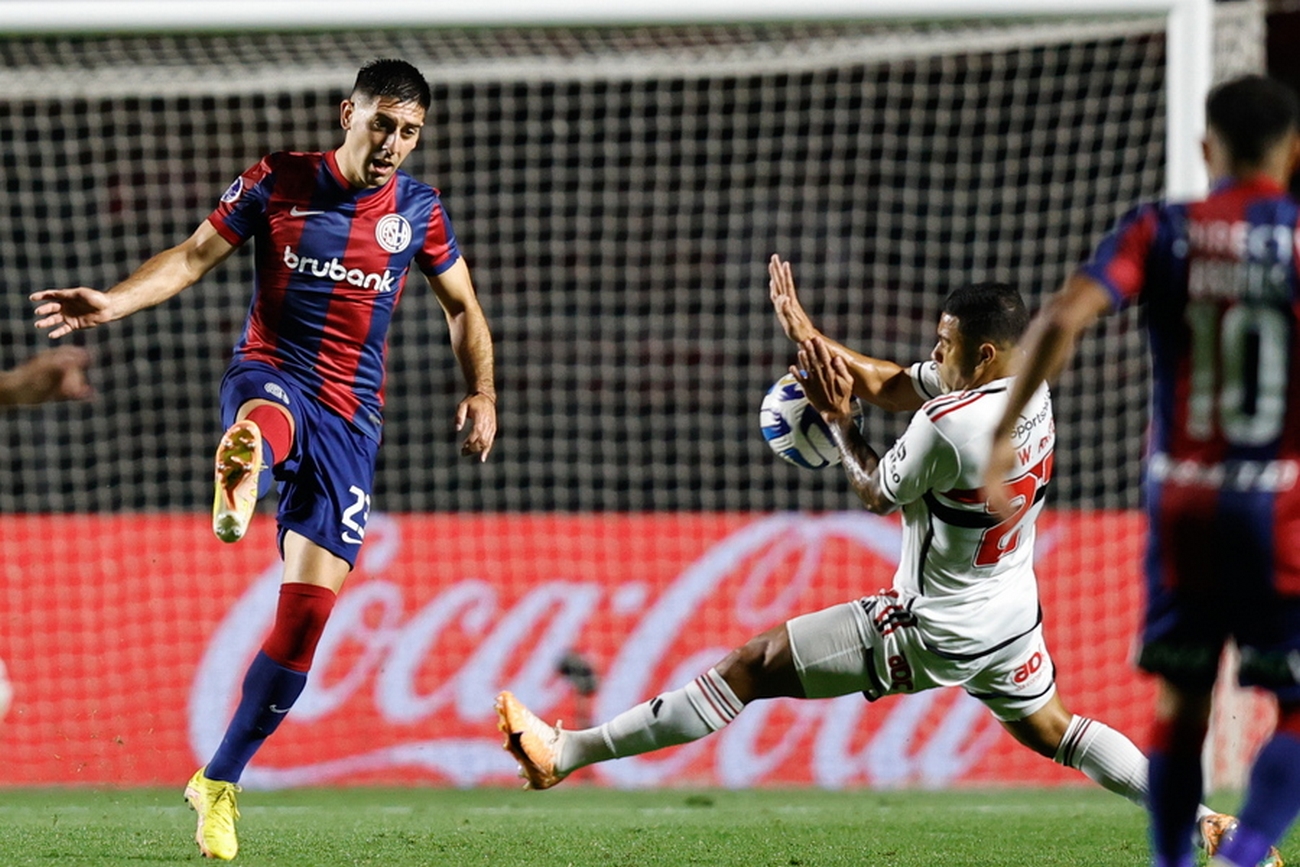 epa10794122 Wellington Rato (R) of Sao Paulo vies for the ball with Gaston Hernandez (L) of San Lorenzo during a Copa Sudamericana round of 16 soccer match between Sao Paulo and San Lorenzo at Morumbi stadium in Sao Paulo, Brazil, 10 August 2023.  EPA