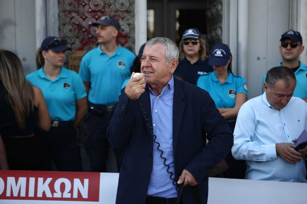 Συγκέντρωση διαμαρτυρίας στο Γενικό Λογιστήριο του Κράτους από εργαζομένους στα δημόσια νοσοκομεία, Τετάρτη 11 Οκτωβρίου 2023. Η ΠΟΕΔΗΝ ζητά την άμεση μονιμοποίηση των συμβασιούχων, την αύξηση των μισθών, του ωρομίσθιου και την ένταξη των εργαζομένων στα Βαρέα και Ανθυγιεινά Επαγγέλματα. 
(ΒΑΣΙΛΗΣ ΡΕΜΠΑΠΗΣ
