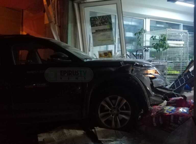 Οδηγός αυτοκινήτου έχασε τον έλεγχο του οχήματος και έπεσε σε κατάστημα στα Γιάννενα
