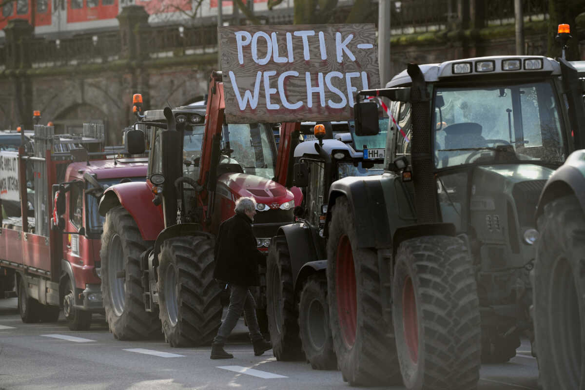 Γερμανία: Αγρότες έκλεισαν αιφνιδιαστικά με τρακτέρ εισόδους του λιμανιού στο Αμβούργο