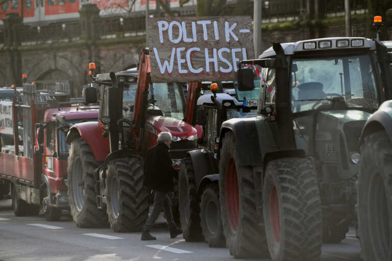 Αγρότες στη Γερμανία έκλεισαν αιφνιδιαστικά με τρακτέρ εισόδους του λιμανιού στο Αμβούργο