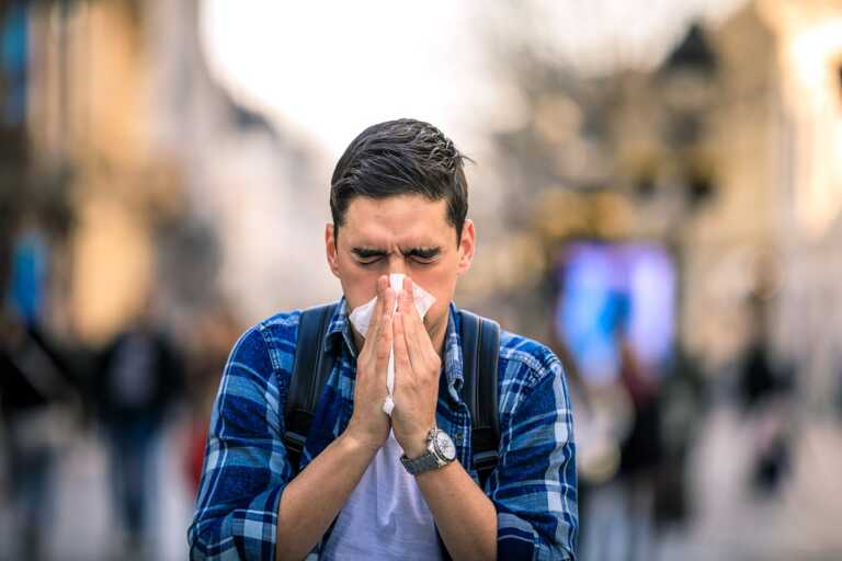 Μεγαλύτερη η διασπορά της γρίπης από αυτή του κορονοϊού – Τα στοιχεία που ανησυχούν τους επιστήμονες
