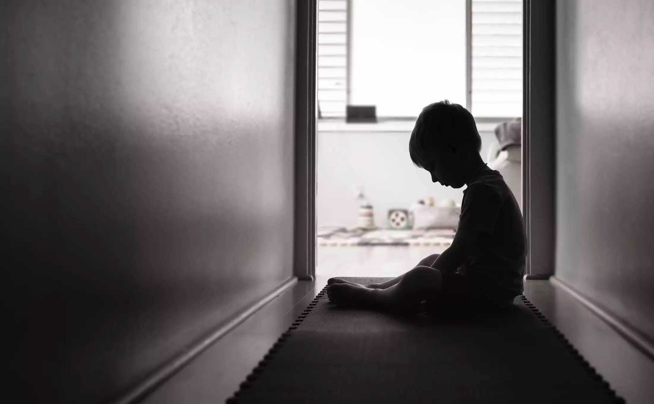 Τραγωδία στη Βρετανία: Παιδί 2 ετών πέθανε από πείνα δίπλα στον νεκρό πατέρα του
