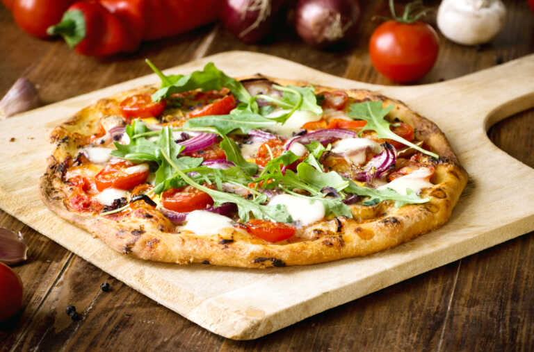 Πώς μπορείτε να φτιάξετε την τέλεια ιταλική πίτσα