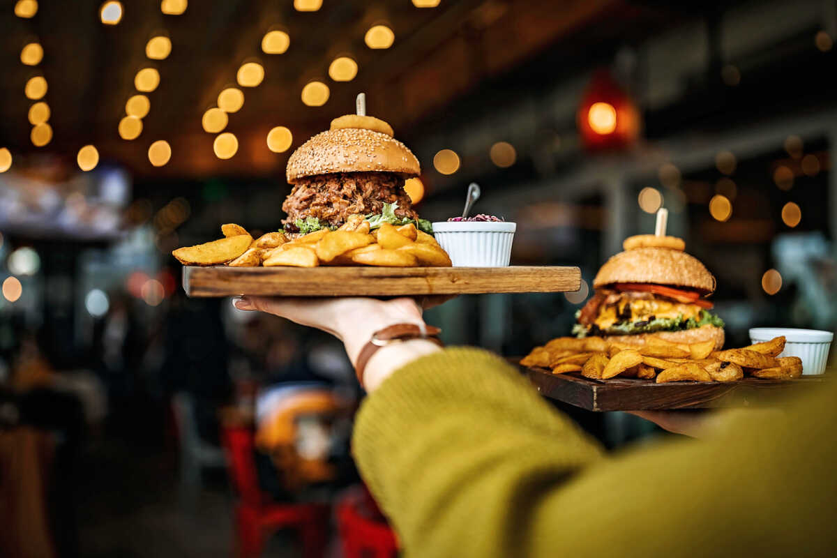 Αγορά των Burgers: Κερδίζει τους Έλληνες καταναλωτές – Οι νέοι παίκτες και οι προσδοκίες του κλάδου