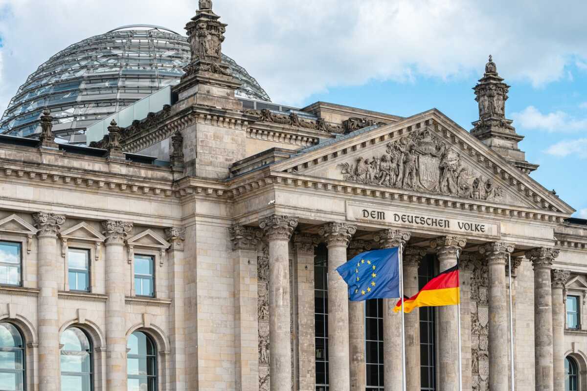 Ηandelsblatt: Γιατί δεν πρέπει να «υποτιμά» κανείς τις ακροδεξιές διακηρύξεις περί εξόδου της Γερμανίας από την Ε.Ε. (Dexit)