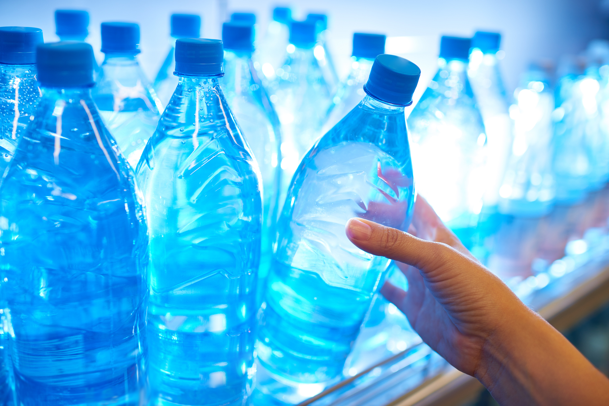Το εμφιαλωμένο νερό μπορεί να περιέχει χιλιάδες θραύσματα πλαστικού – Σημαντικές επιπτώσεις για την υγεία