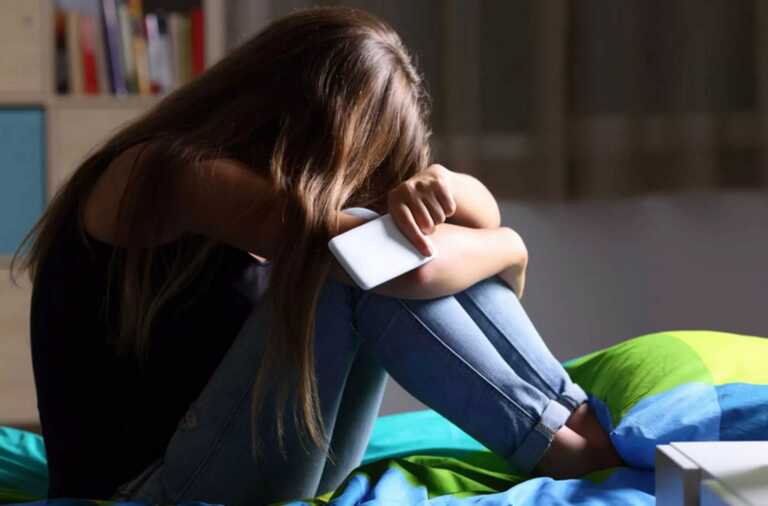 «Με έριξε στον καναπέ»! 23χρονη νταντά στην Κοζάνη κατήγγειλε μπαμπά για σεξουαλική παρενόχληση