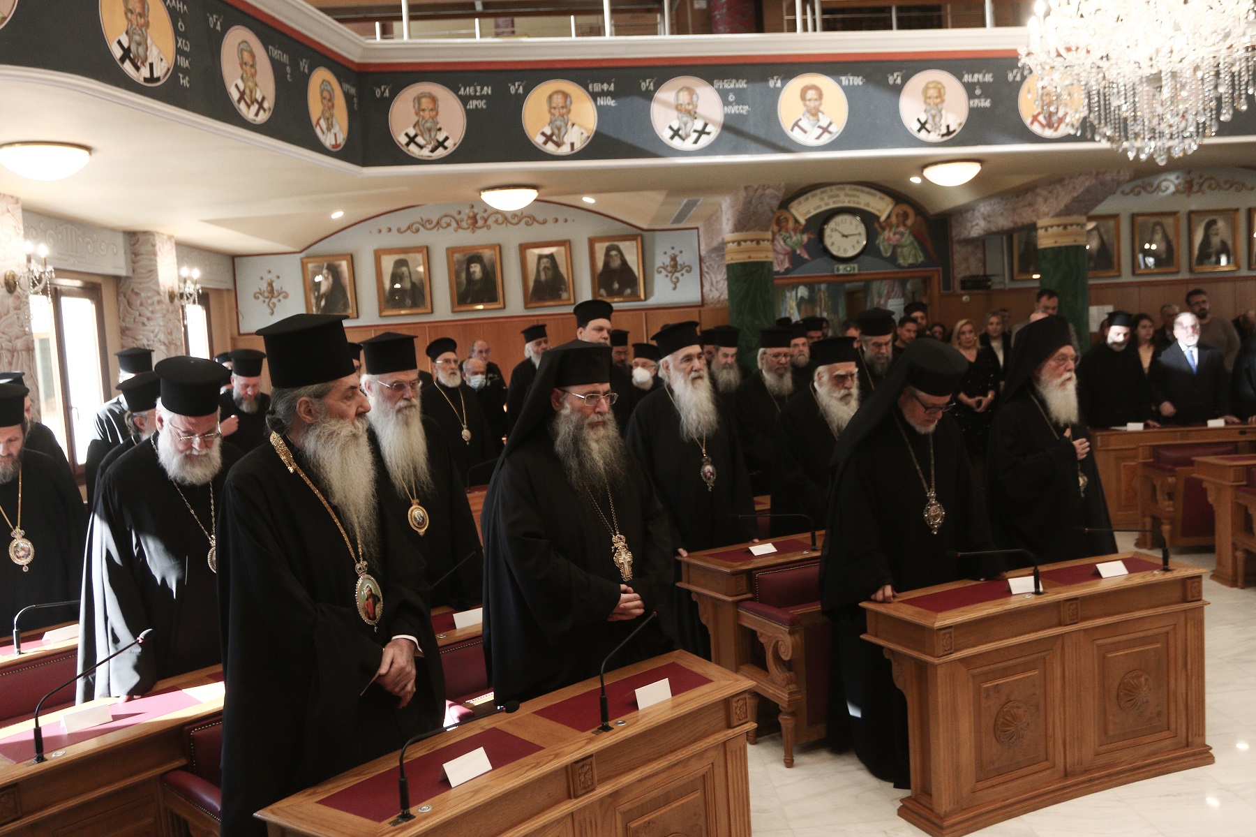 Την κοπη της Πρωτοχρονιατικης Βασιλοπιτας εκοψε σημερα ο Αρχιεπισκοπος Ιερωνυμος στην Ιερα Συνοδο παρουσια των εκπροσωπων των Πατριαρχειων Οικουμενικου, Αλεξανδρειας,Ιεροσολυμων , Μητροπολιτων της Εκκλησιας της Ελλαδας , των βοηθων Επισκοπων  του κοσμητορα της Θεολογικης σχολης, και των εργαζομενων στις υπηρεσιες της Ιερας Συνδου  ΧΡΗΣΤΟΣ ΜΠΟΝΗΣ