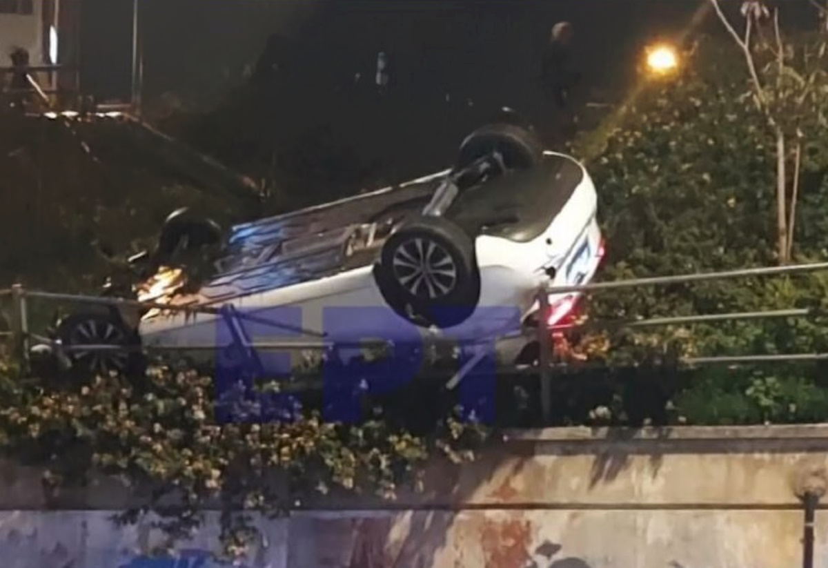 Ηλιούπολη: Αυτοκίνητο τούμπαρε και κρεμόταν από τις προστατευτικές μπάρες στη Λ. Βουλιαγμένης