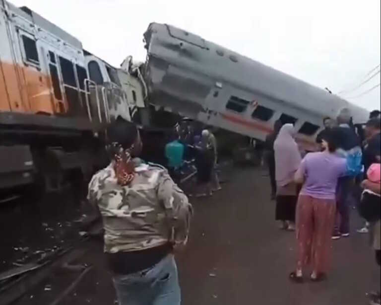 Τουλάχιστον τρεις νεκροί και 28 τραυματίες από σύγκρουση τρένων στην Ινδονησία