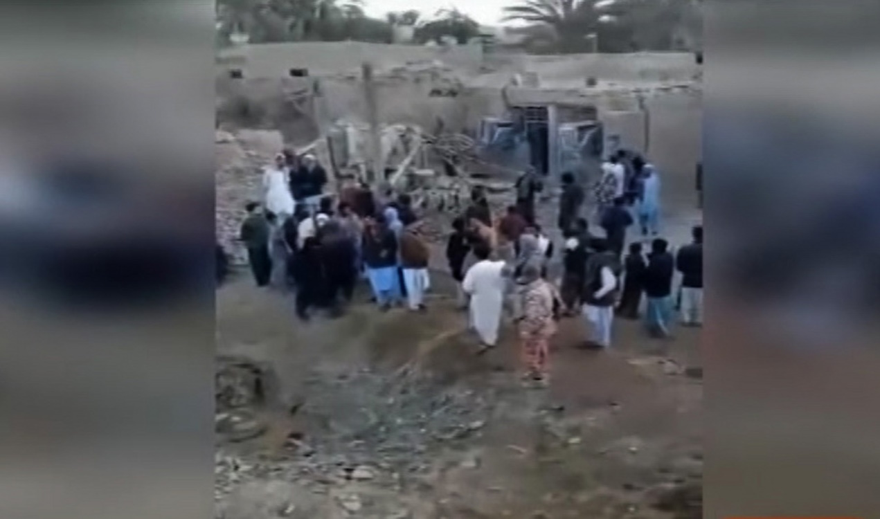 epa11086683 A handout video grab made available by the Iranian state TV (IRIB) shows people gathered at the site of a missile strike in Iran-Pakistan border village of Saravan, Sistan Baluchestan province, southern Iran, 18 January 2024. According to the Irna News agency, at least nine people were killed after Pakistan carried out a missile attack on the southeastern Iranian city of Saravan early on 18 January 2024. The Pakistani Foreign Ministry stated the Pakistani military conducted a series of highly coordinated and precisely targeted strikes against terrorist hideouts in the Iranian province of Siestan-o-Baluchistan, as a demonstration of its determination to protect and defend its national security.  EPA