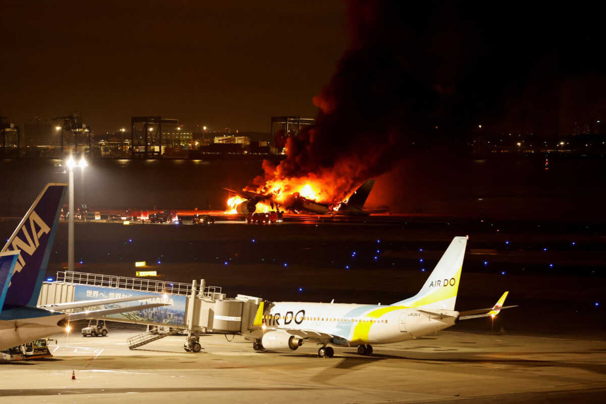 Ιαπωνία: Στις φλόγες αεροπλάνο μετά από αναγκαστική προσγείωση