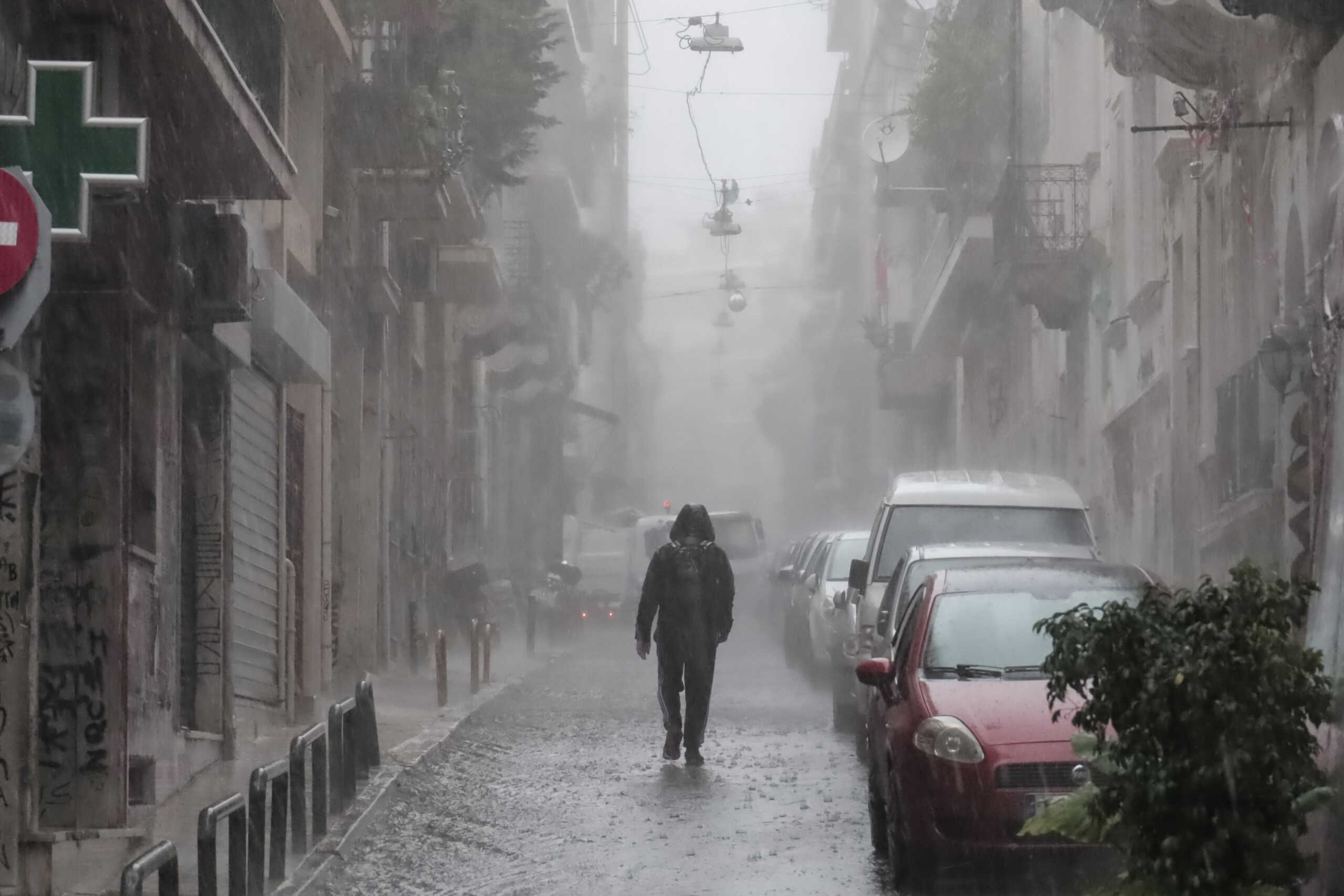 Καιρός – meteo: Έρχονται ανεμοστρόβιλοι και χαλάζι από απόψε – Ποιες περιοχές θα μπουν στο «μάτι» της κακοκαιρίας