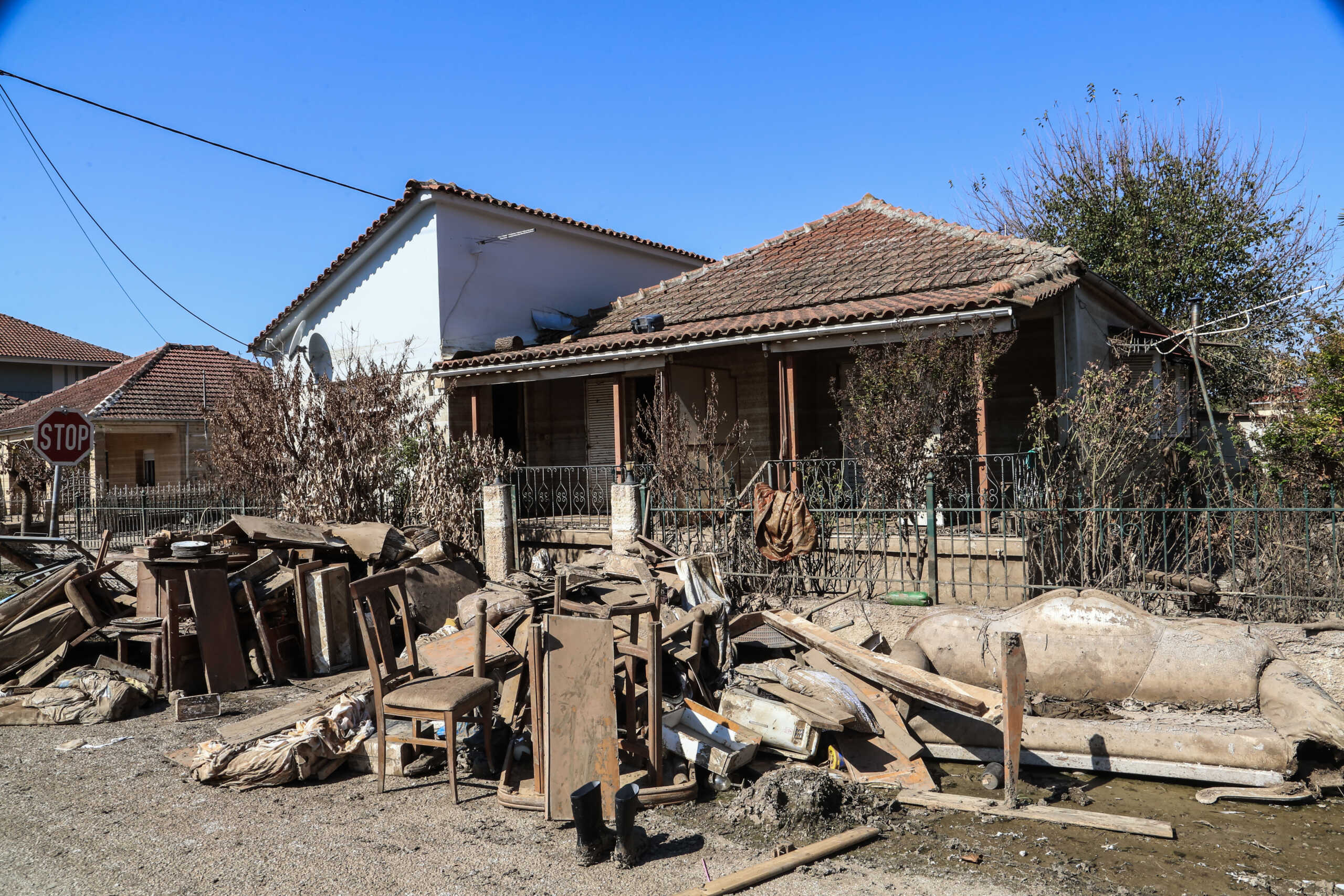 Χωριό "φάντασμα" ο Βλοχός στο νομό Καρδίτσας την Κυριακή 15 Οκτωβρίου 2023, ημέρα των επαναληπτικών αυτοδιοικητικών εκλογών. Ο Βλοχός καταστράφηκε από τις πλημμύρες που προκάλεσε το σαρωτικό πέρασμα της κακοκαιρίας Daniel στις αρχές Σεπτεμβρίου.
(ΛΕΩΝΙΔΑΣ ΤΖΕΚΑΣ