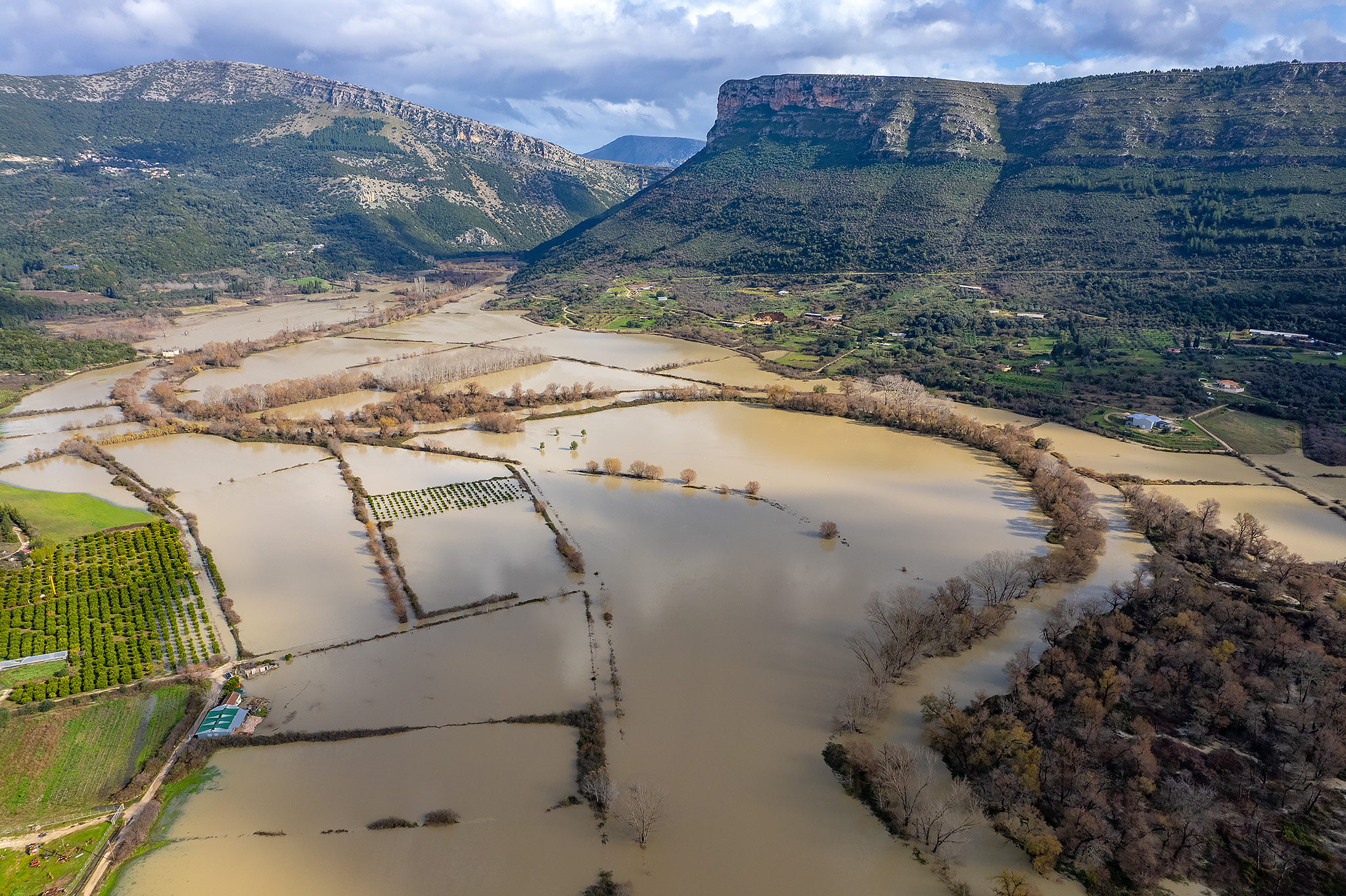 Καιρός – Θεσπρωτία: Ξεχείλισε ο ποταμός Καλαμάς και «έπνιξε» τον κάμπο