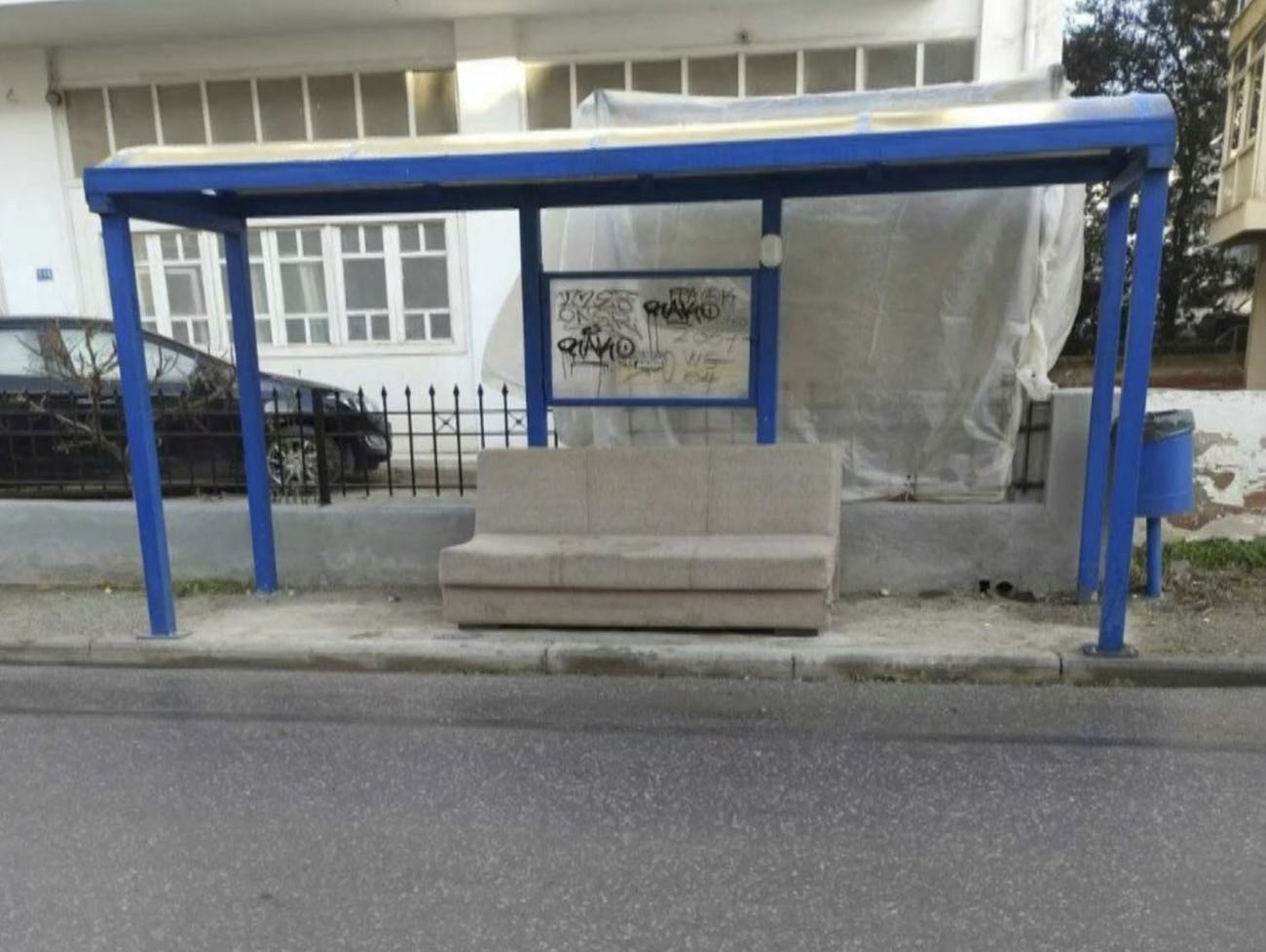 Θεσσαλονίκη: Άφησε καναπέ σε στάση λεωφορείου του ΟΑΣΘ στην Περαία – Βίντεο
