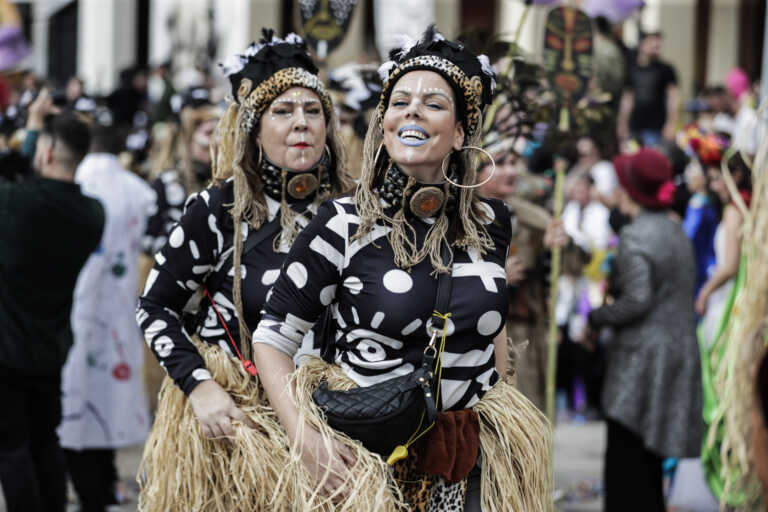 Το πατρινό καρναβάλι ξεκίνησε με αυτές τις εικόνες - Σοκολατοπόλεμος, χορός και τραγούδι στην Πάτρα