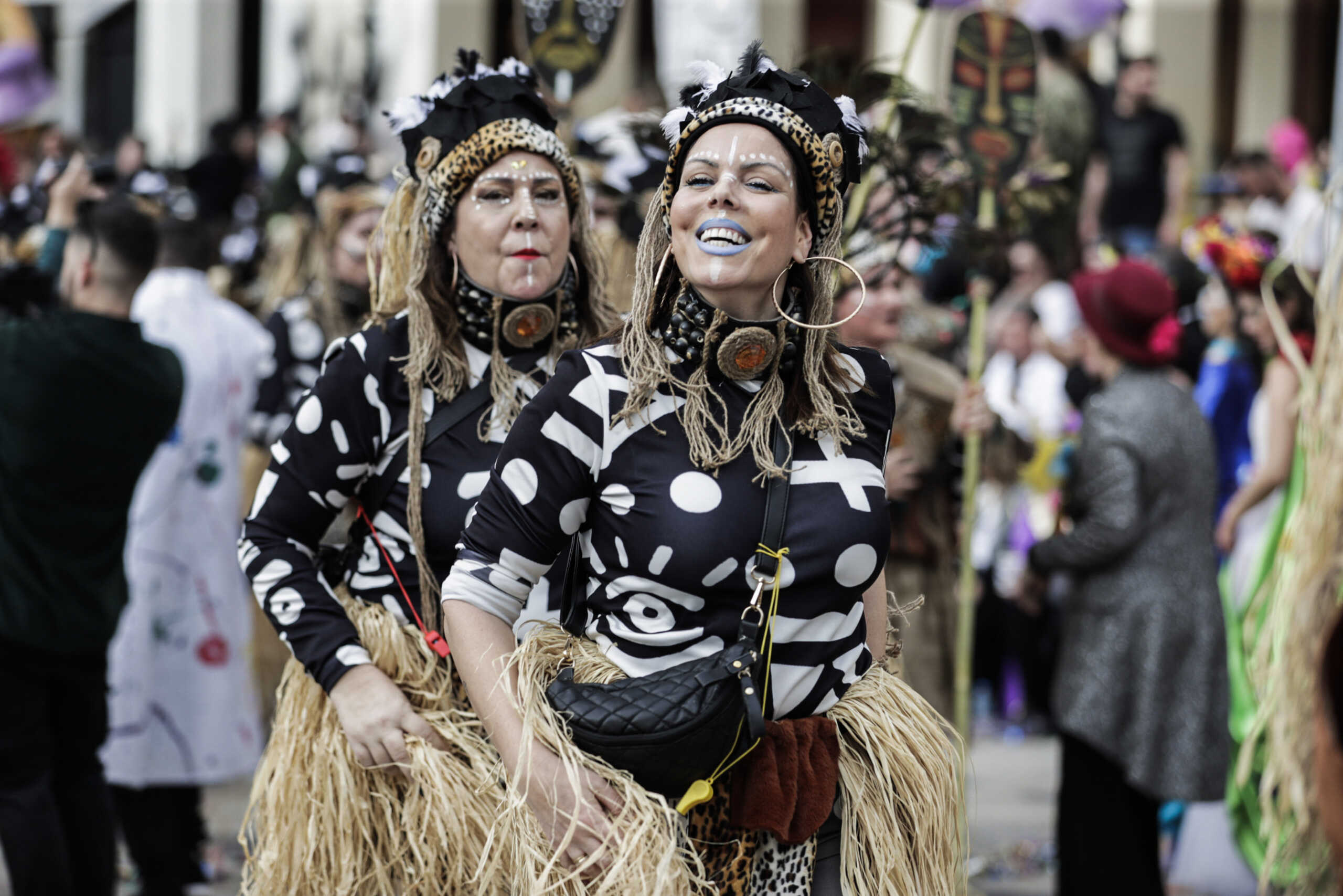 Πατρινό καρναβάλι: Εικόνες από την έναρξη με την παράδοση του καρναβαλικού λαβάρου στον Κώστα Πελετίδη