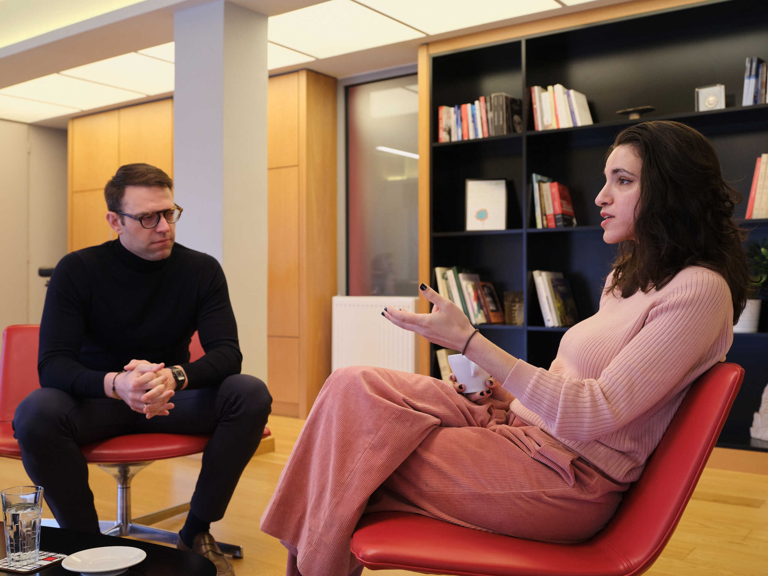 Συνάντηση του προέδρου του ΣΥΡΙΖΑ - Προοδευτική Συμμαχία Στέφανου Κασσελάκη με την εικαστικό Γεωργία Λαλέ, Πέμπτη 25 Ιανουαρίου 2024. 
(ΓΡΑΦΕΙΟ ΤΥΠΟΥ ΣΥΡΙΖΑ