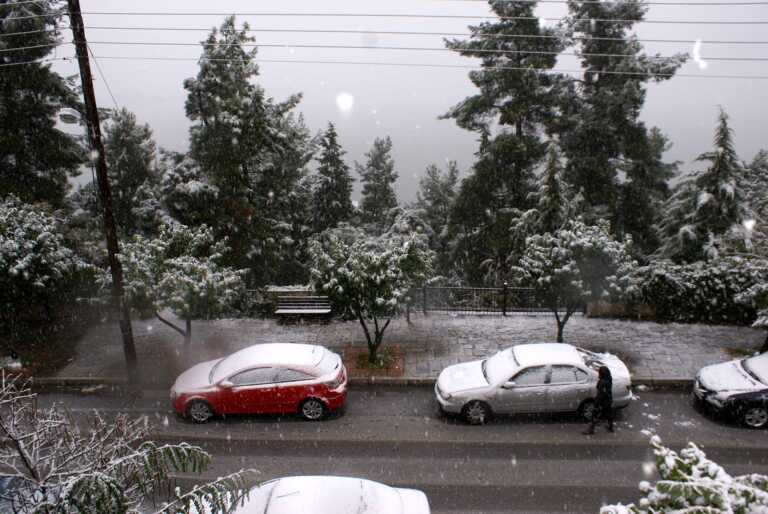 Πυκνό χιόνι και τσουχτερό κρύο στην Καστοριά που ντύνεται στα λευκά - Βίντεο με εικόνες μέσα στην πόλη