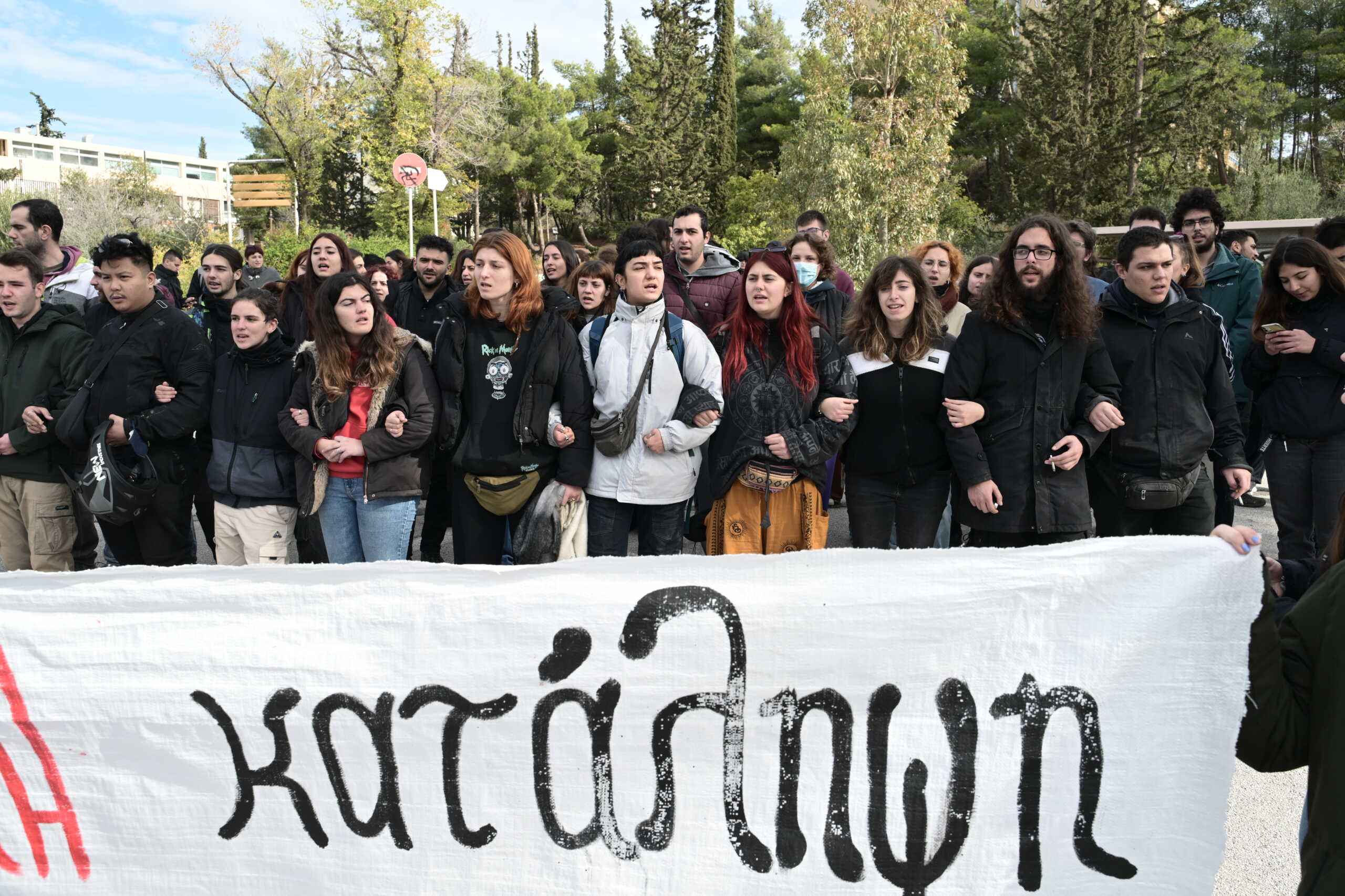 Κατάληψη, έπειτα από καταδρομική επίθεση στο κτήριο διοίκησης του ΕΜΠ, στην Πολυτεχνειούπολη Ζωγράφου, από ομάδα κουκουλοφόρων, Δευτέρα 15 Ιανουαρίου 2024. Σύμφωνα με πληροφορίες, γύρω στις 9.00, περίπου σαράντα άτομα του αντιεξουσιαστικού χώρου εισήλθαν στο κτίριο, σπάζοντας τζάμια και προκαλώντας ζημιές, ενώ προχώρησαν και σε κατάληψή του. Στο κτήριο, την ώρα της επίθεσης, βρίσκονταν διοικητικοί υπάλληλοι. 
(ΤΑΤΙΑΝΑ ΜΠΟΛΑΡΗ