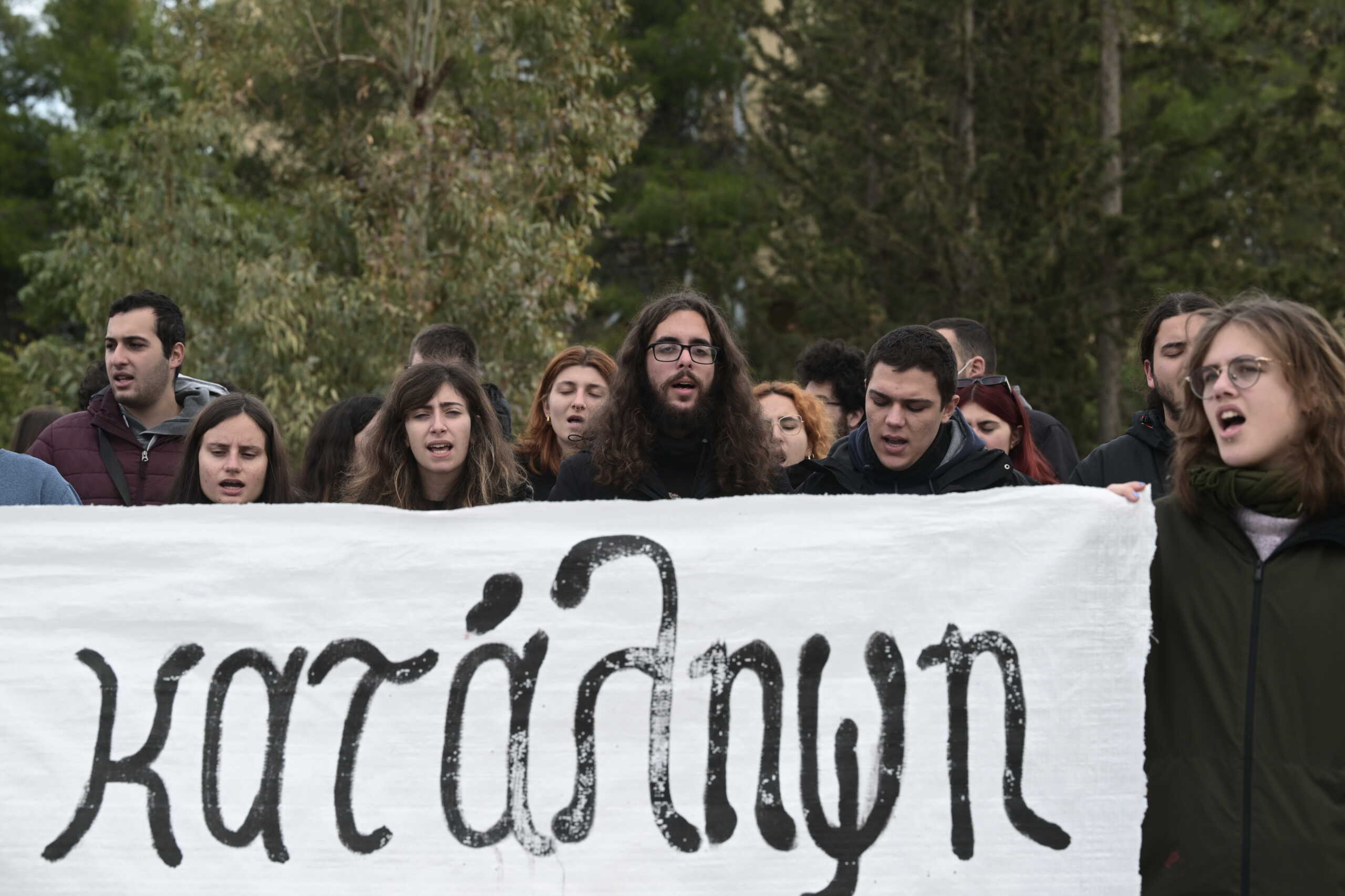 Κατάληψη, έπειτα από καταδρομική επίθεση στο κτήριο διοίκησης του ΕΜΠ, στην Πολυτεχνειούπολη Ζωγράφου, από ομάδα κουκουλοφόρων, Δευτέρα 15 Ιανουαρίου 2024. Σύμφωνα με πληροφορίες, γύρω στις 9.00, περίπου σαράντα άτομα του αντιεξουσιαστικού χώρου εισήλθαν στο κτίριο, σπάζοντας τζάμια και προκαλώντας ζημιές, ενώ προχώρησαν και σε κατάληψή του. Στο κτήριο, την ώρα της επίθεσης, βρίσκονταν διοικητικοί υπάλληλοι. 
(ΤΑΤΙΑΝΑ ΜΠΟΛΑΡΗ