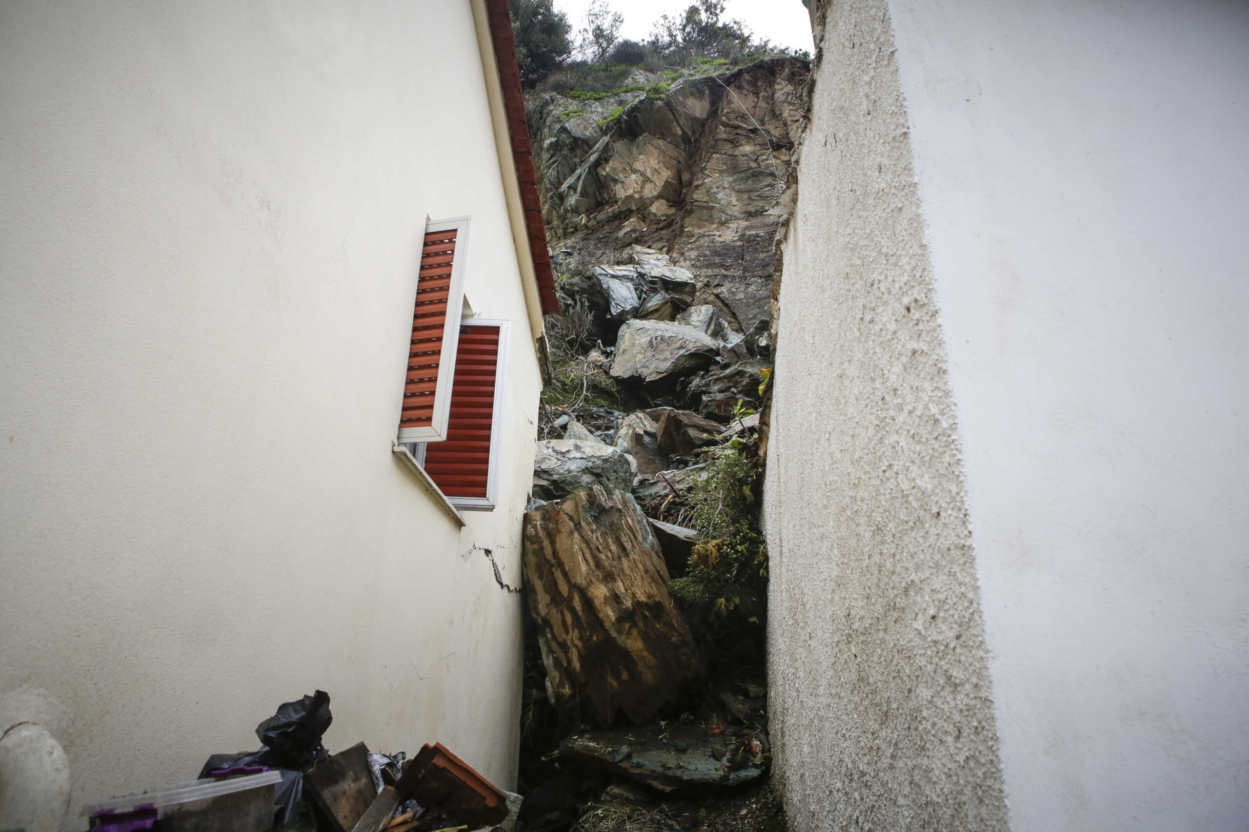 Λέσβος: Βράχοι παραμένουν μέσα σε σπίτια, 5 χρόνια μετά την κατολίσθηση στο Πλωμάρι