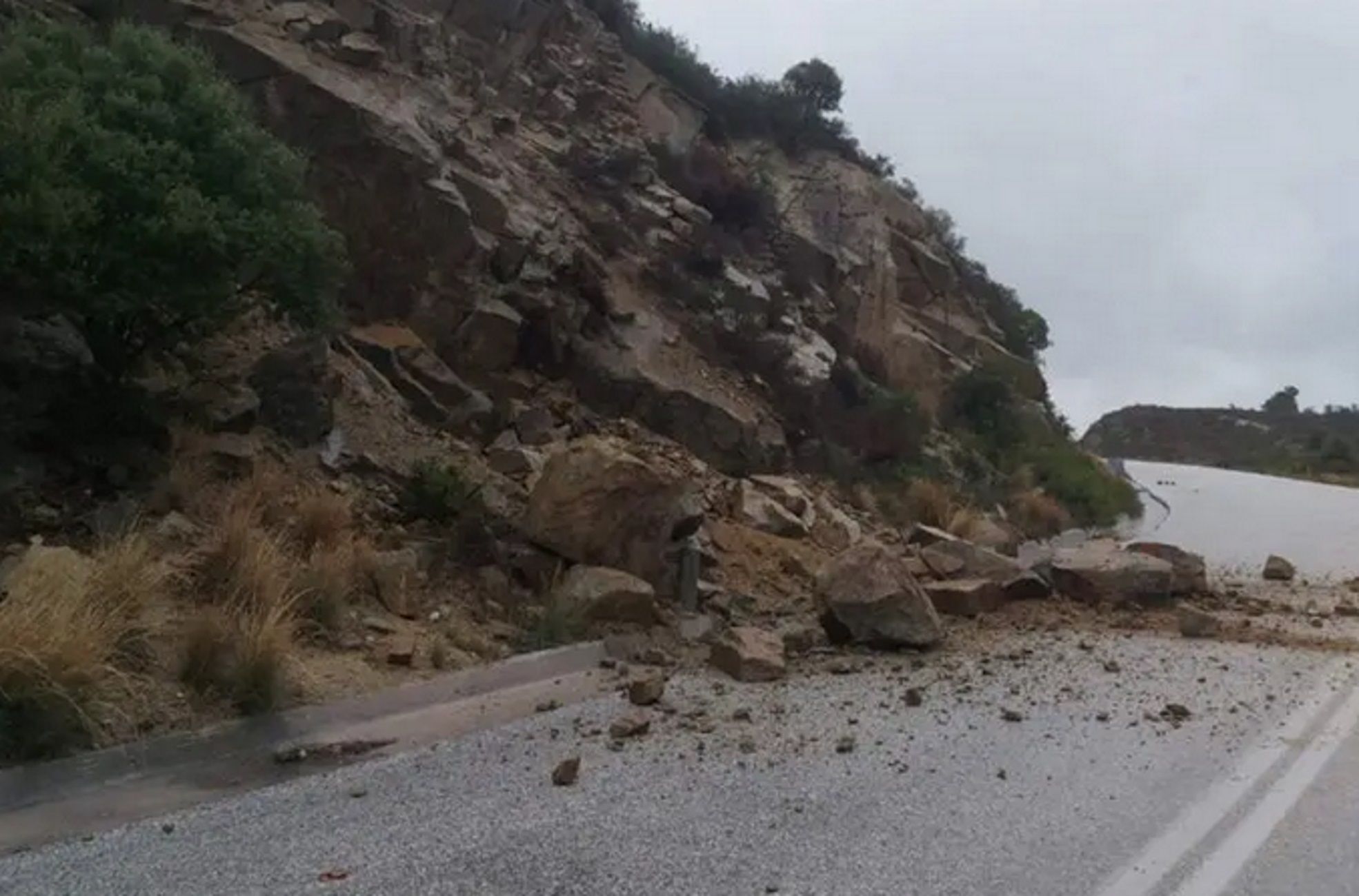 Καιρός – Χαλκιδική: Κατολισθήσεις και πτώσεις βράχων στο επαρχιακό οδικό δίκτυο της Σιθωνίας