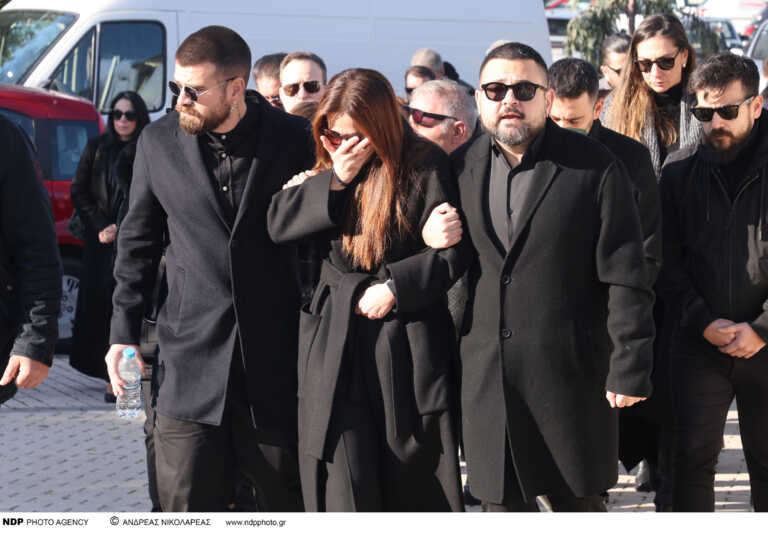 Θρήνος στην κηδεία του Χάρη Κωστόπουλου: Συγκλόνισε ο γιος του στον επικήδειο - «Σε ευχαριστώ για όλα πατέρα»
