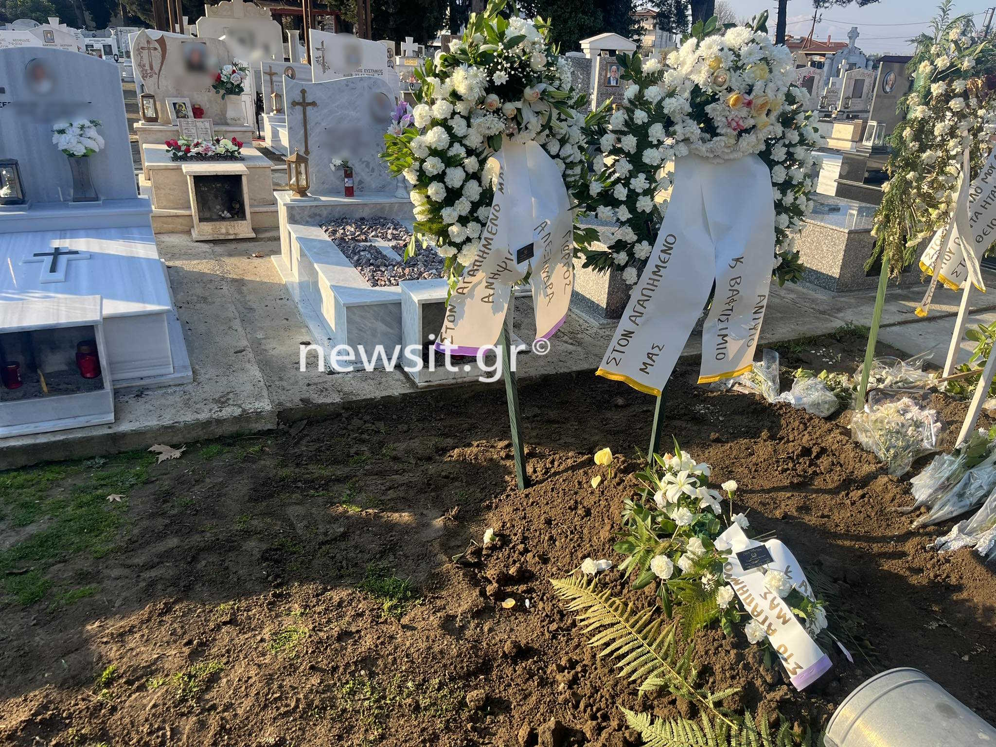 Ημαθία: Σε κλίμα οδύνης έγινε η κηδεία του βρέφους στο Μακροχώρι – Τι υποστηρίζει η μητέρα