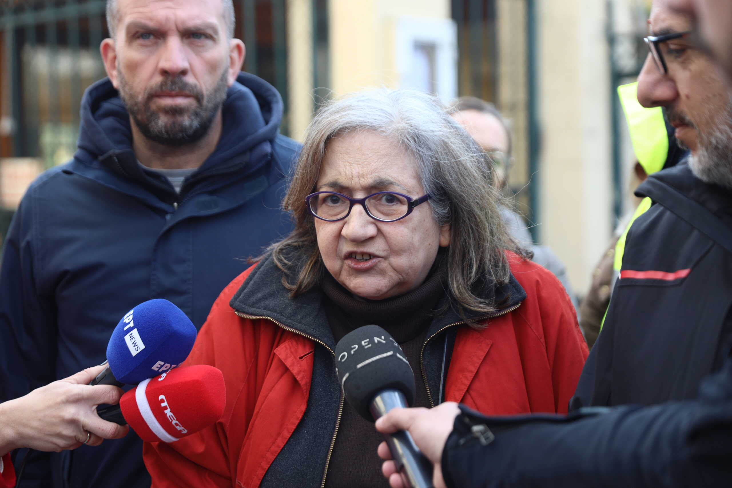 Δίκη στο αυτόφωρο της συνταξιούχου δημοσιογράφου Ιωάννας Κολοβού και του γιού της, Τετάρτη 24 Ιανουαρίου 2024. Η Ιωάννα Κολοβού και ο γιος της συνελήφθησαν με τη διαδικασία του αυτοφώρου έπειτα από μήνυση του νέου ιδιοκτήτη κατά την διάρκεια επιχείρησης έξωσης από το σπίτι της στου Ζωγράφου και μεταφέρθηκαν στο ΑΤ Ζωγράφου. 
(ΓΙΑΝΝΗΣ ΠΑΝΑΓΟΠΟΥΛΟΣ