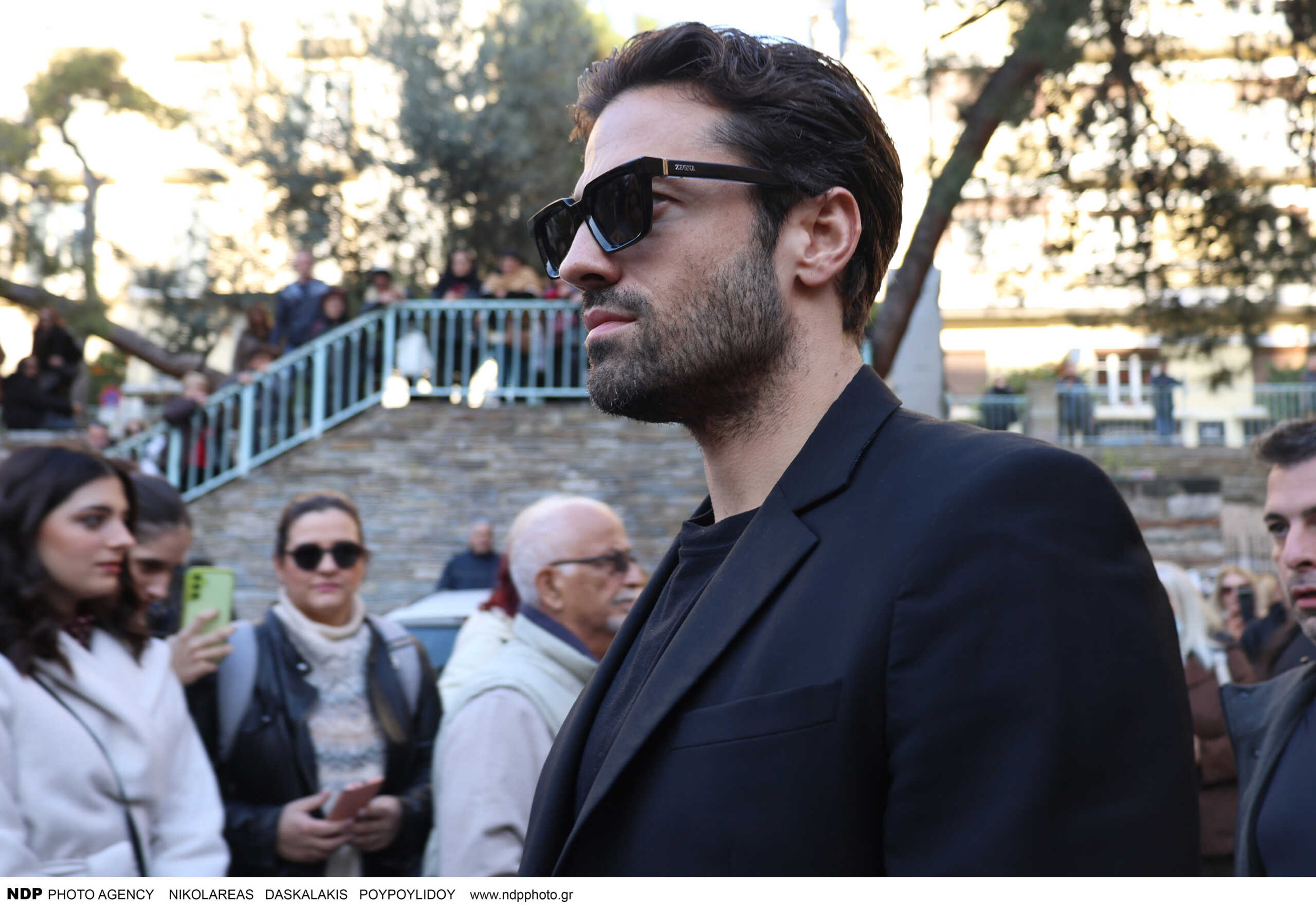 Ο Κωνσταντίνος Αργυρός αποχαιρετάει τη σορό του μεγάλου λαϊκού τραγουδιστή Βασίλη Καρρά όπου τέθηκε σε λαϊκό προσκύνημα, στον Ιερό Ναό της του Θεού Σοφίας στην Θεσσαλονίκη, την Τρίτη 26 Δεκεμβρίου 2023.
Ο Βασίλης Καρράς (το πραγματικό του όνομα ήταν Βασίλης Κεσογλίδης) γεννήθηκε στις 12 Νοεμβρίου 1953 στο Κοκκινοχώρι Καβάλας και απεβίωσε στη Θεσσαλονίκη στις 24 Δεκεμβρίου 2023. 
Είχε συνεργαστεί με πολλούς στιχουργούς και συνθέτες όπως ο Φοίβος, ο Γιώργος Θεοφάνους, ο Παντελής Παντελίδης, η Δέσποινα Βανδή, η Πάολα κ.α. 
Τη δισκογραφία του αποτελούν περισσότερα από 50 άλμπουμ.