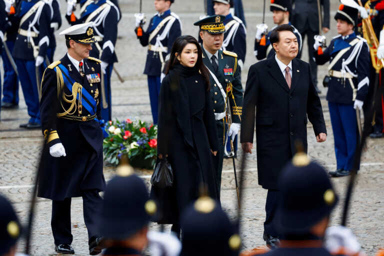 Σάλος με τσάντα Dior που πήρε ως δώρο η σύζυγος του προέδρου της Νότιας Κορέας - Την «βάφτισαν» Μαρία Αντουανέτα